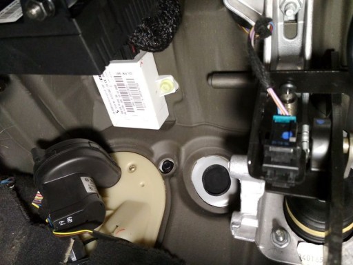 BMW X3 E83 - Блок иммобилайзера EWS4.4 расположен над педалями