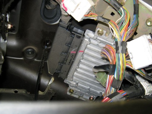 Daewoo Matiz M200 1.0L, Sirius D4 - Расположение ЭБУ двигателя