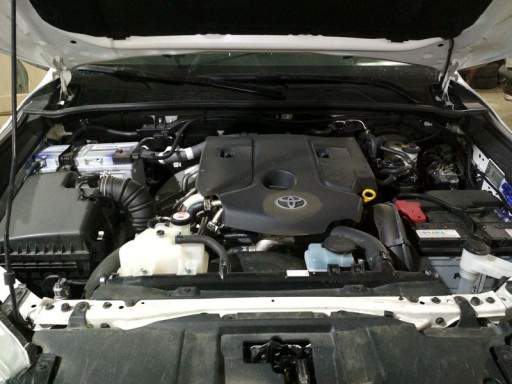 Toyota Hilux 2.4TD (2GD-FTV) - Внешний вид двигателя