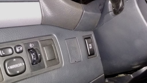 Toyota Avensis T250 1.8L (1ZZ-FE) - Расположение кнопки TRC OFF