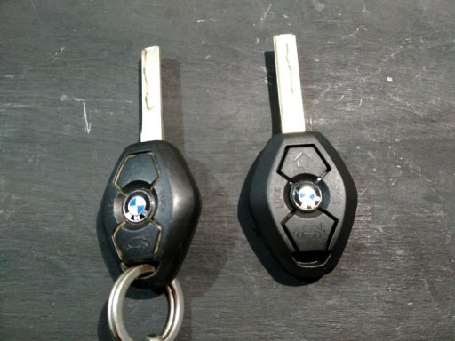 BMW X3 E83 - Справа оригинальный ключ, слева клон из Китая