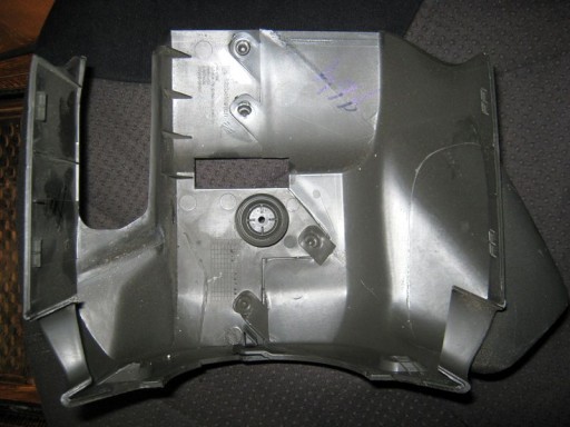 Chevrolet Cobalt - Нижняя часть рулевого кожуха можно снять только после снятия руля.