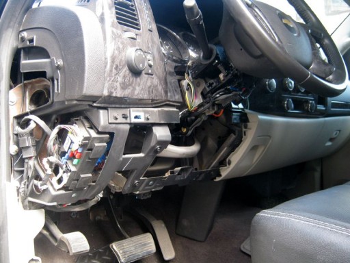 Chevrolet Silverado 1500 - Снимаем пластик в ногах водителя