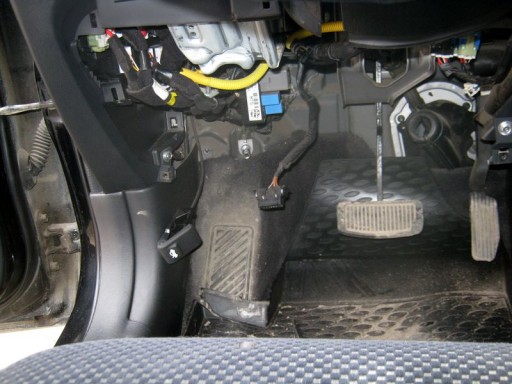 Hyundai Tucson 2.0L G4GC - Расположение блока управления двигателем