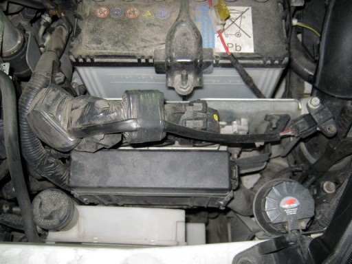 Nissan Juke F15 1.6L MR16DDT Hitachi - Расположение ЭБУ двигателя
