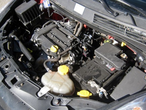 Opel Corsa D 1.0L (Z10XEP, Bosch ME7.6.2) - Вид пространства под капотом