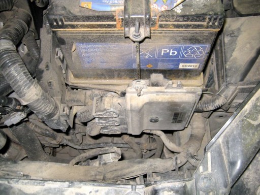 Renault Koleos 2.5L (2TR703) - Расположение блока управления двигателем