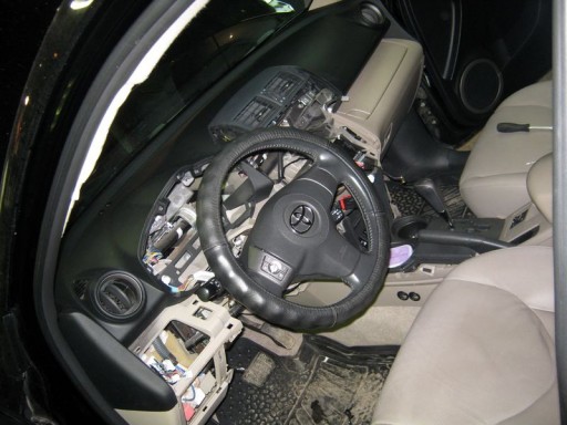 Toyota RAV4 (кузов XA30) - Вид автомобиля изнутри, после разбора салона, для монтажа автосигнализации.