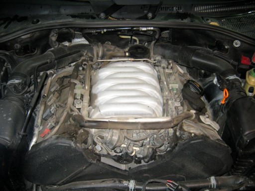 Volkswagen Touareg (7LA) V8 4.2L AXQ - Вид пространства под капотом и двигателя