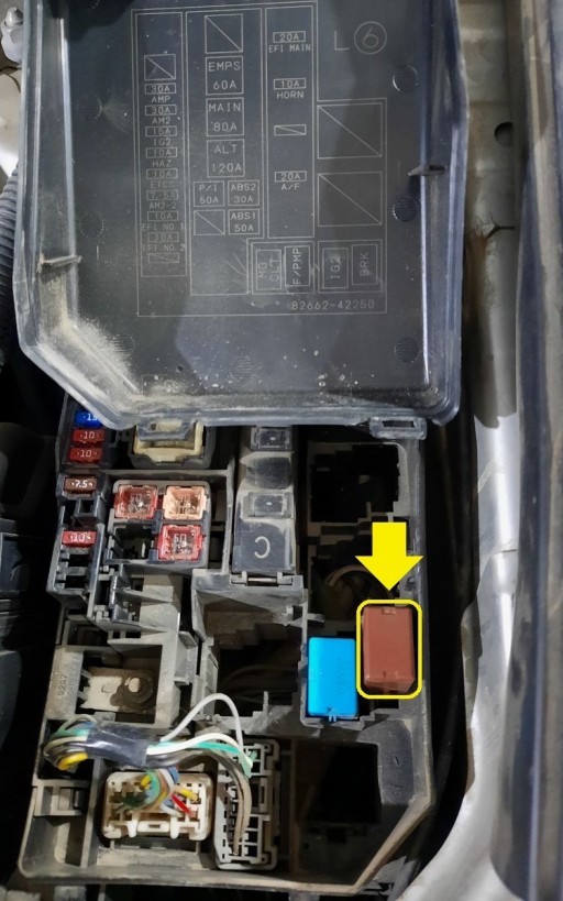 Toyota RAV4 ACA33 2.4L - Блок предохранителей под капотом, реле BRK (STOP LP)