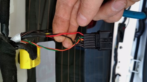 Kia Sorento UM - Подключение проводов видео сигнала